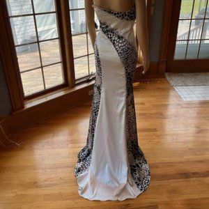 *Night Moves Ivory Black Strapless Beaded Satin Prom Formal Gown Dress Size 0
